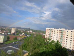 [Justine CM] Arc-en-ciel pris du 4ème étage. On y voit des immeubles et des arbres