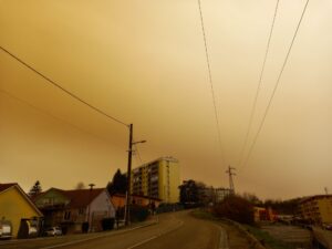 [Justine CM] Ciel jaune dû au vent charriant le désert du Sahara. Rendu jaune d'or ici. Photo prise en bas de la route menant à l'immeuble où j'habite.