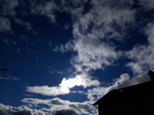 [Justine CM] Ciel très bleu avec quelques nuages, contraste fort.