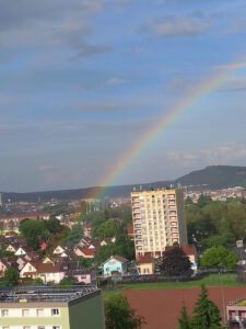[Justine CM] Arc-en-ciel pris du 4ème étage au-dessus d'immeubles, ciel mi bleu-mi nuageux