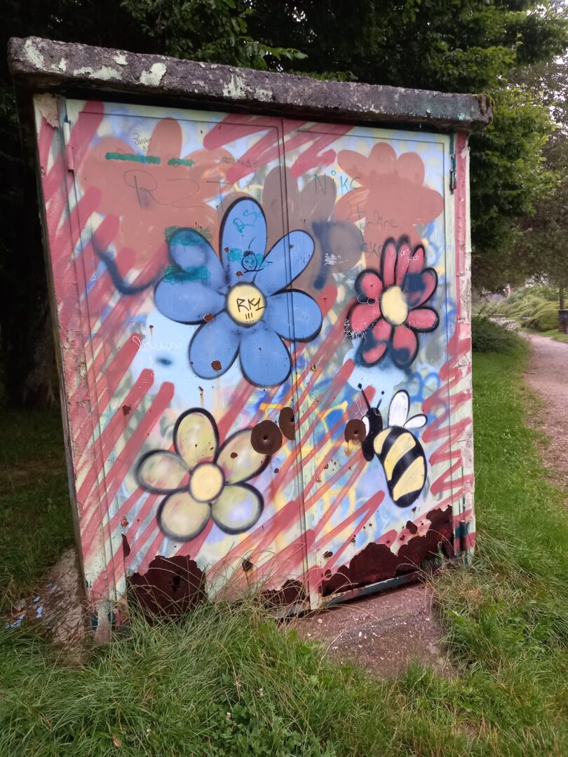 [Justine CM] Belfort, parc de la Douce. Les 4 côtés de l'abri-bus sont décorés de fleurs et d'abeilles.