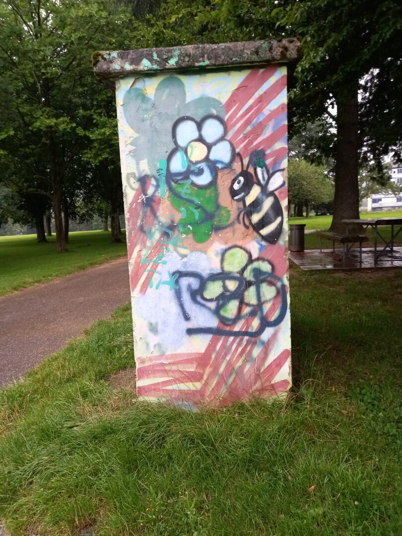 [Justine CM] Belfort, parc de la Douce. Les 4 côtés de l'abri-bus sont décorés de fleurs et d'abeilles.