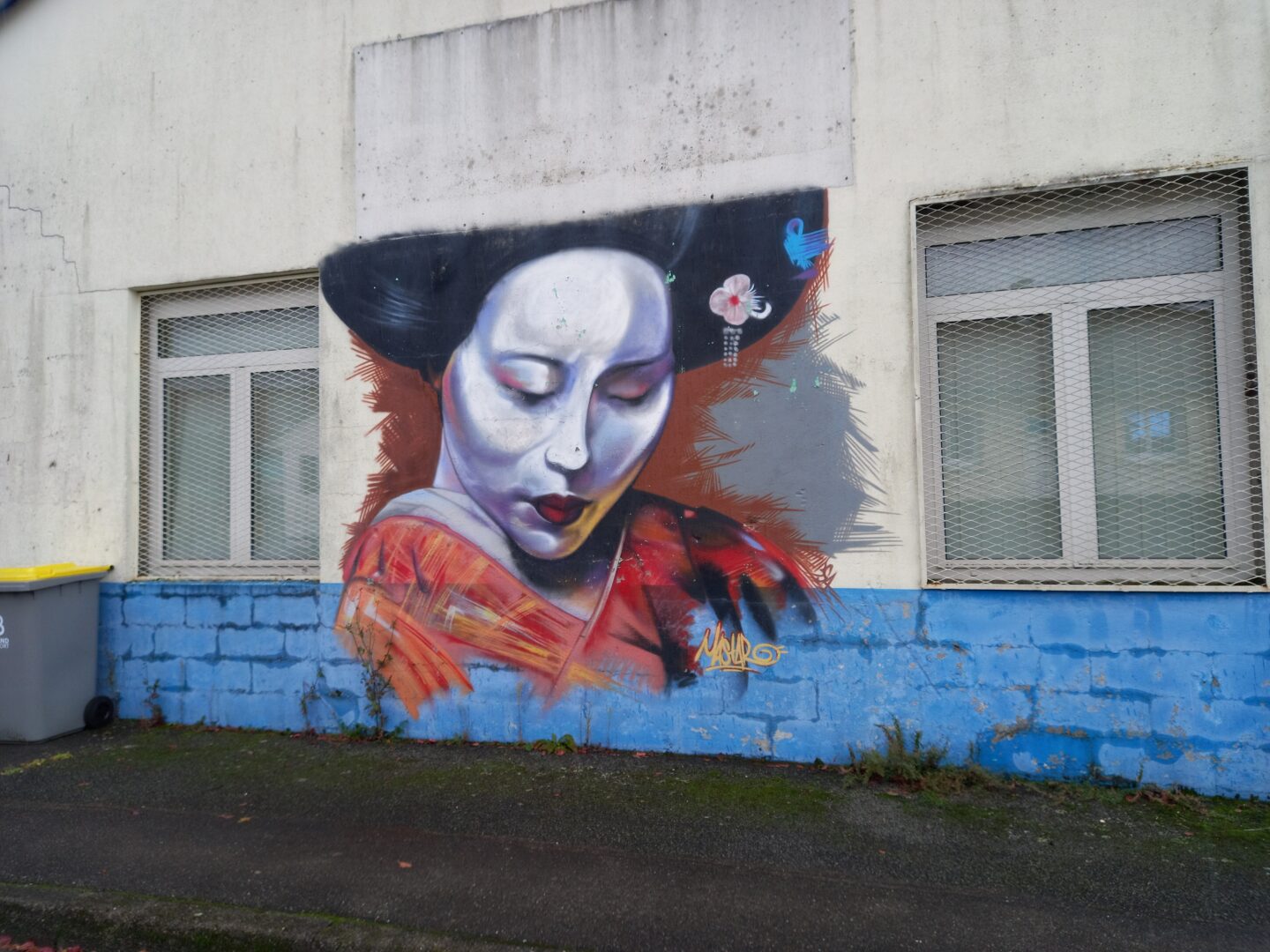 [Justine CM] Belfort, rue de Méchelle, en direction de Valdoie. Portrait d'une Geisha avec deux broches dans les cheveux, une enforme de fleur de cerisier avec une lune, une autre en forme de peinge bleu. Kimono rouge