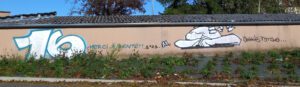 [Justine CM] Belfort, boulevard Kennedy, vers le Aldi. Photo prise début 2022. Streetart montrant un 16 blanc entouré de bleu, puis "merci, à bientôt", et un bonhomme qui s'est endormi, la tête posé sur les bras.