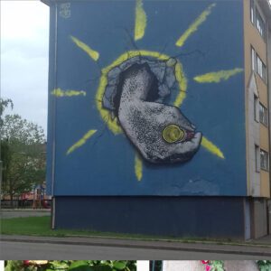 [Justine CM] Belfort, Résidences. Photo prise en 2019. Fond bleu pétrole avec une fissure d'où sort une main grise qui dessine un soleil jaune fluo autour d'elle.