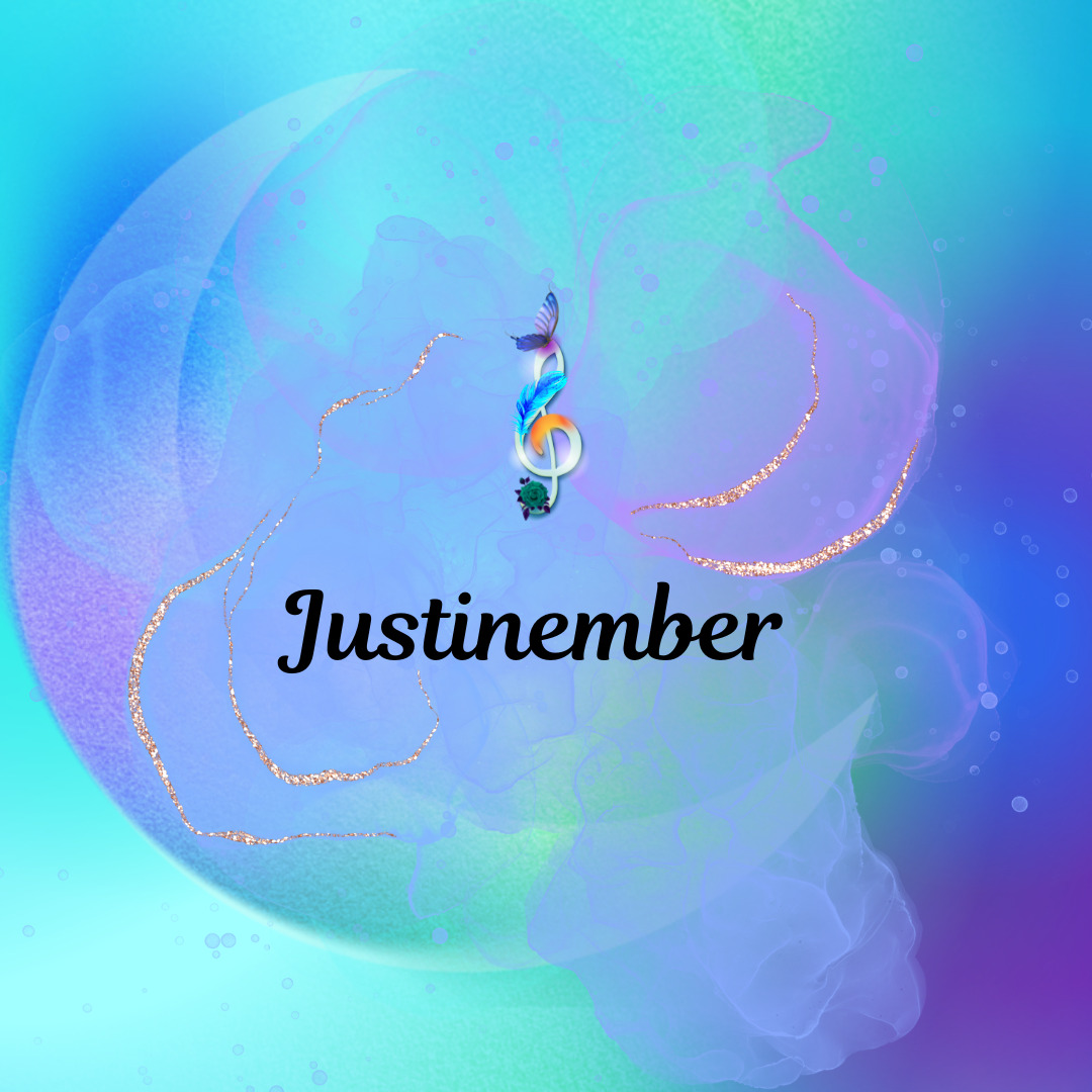 [Justine CM] Font turquoise, indigo, vert et violet, avec un croissant de lune et de la brume violette aux bords dorés, où il est écrit en noir Justinember