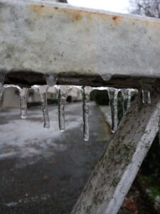 [Justine CM] Photo d'un pan de barrière où se sont créées des stalactites à la suite de la pluie verglaçante. Prise en décembre 2022.