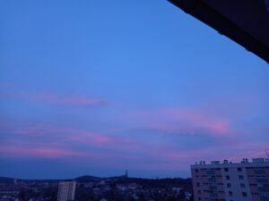 Ciel d'un bleu pervenche, parcouru de très légères nuances roses grâce aux nuages.