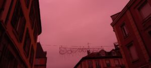 Ciel uniformément rose, Belfort, juste avant la pluie.