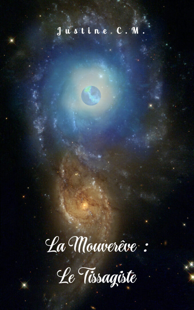 Couverture 2 : espace où un amas d'étoiles en spirale se trouve, avec une planète au milieu, recouverte d'un halo bleu. Nom de l'autrice en haut : Justine CM. Titre en bas : La Mouverêve - Le Tissagiste.